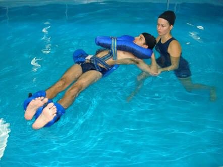 Atendimento individual de fisioterapia aquática na piscina da Fisio Aquática