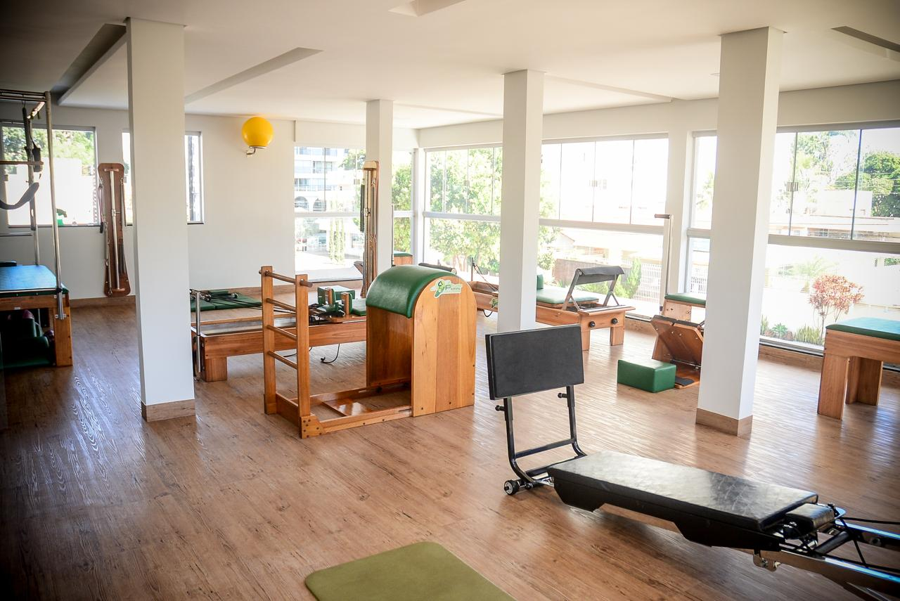 Estúdio de Pilates da Fisio Aquática, com reformers de madeira e vista para o jardim