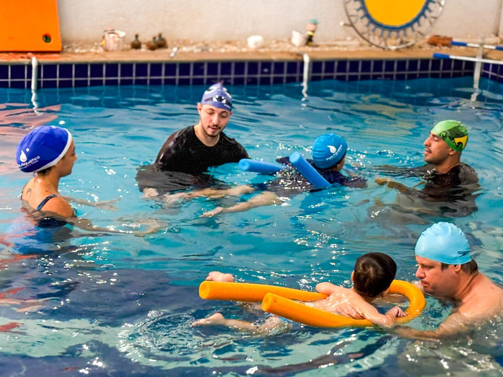 Fisioterapia aquática com acompanhamento profissional dentro da piscina