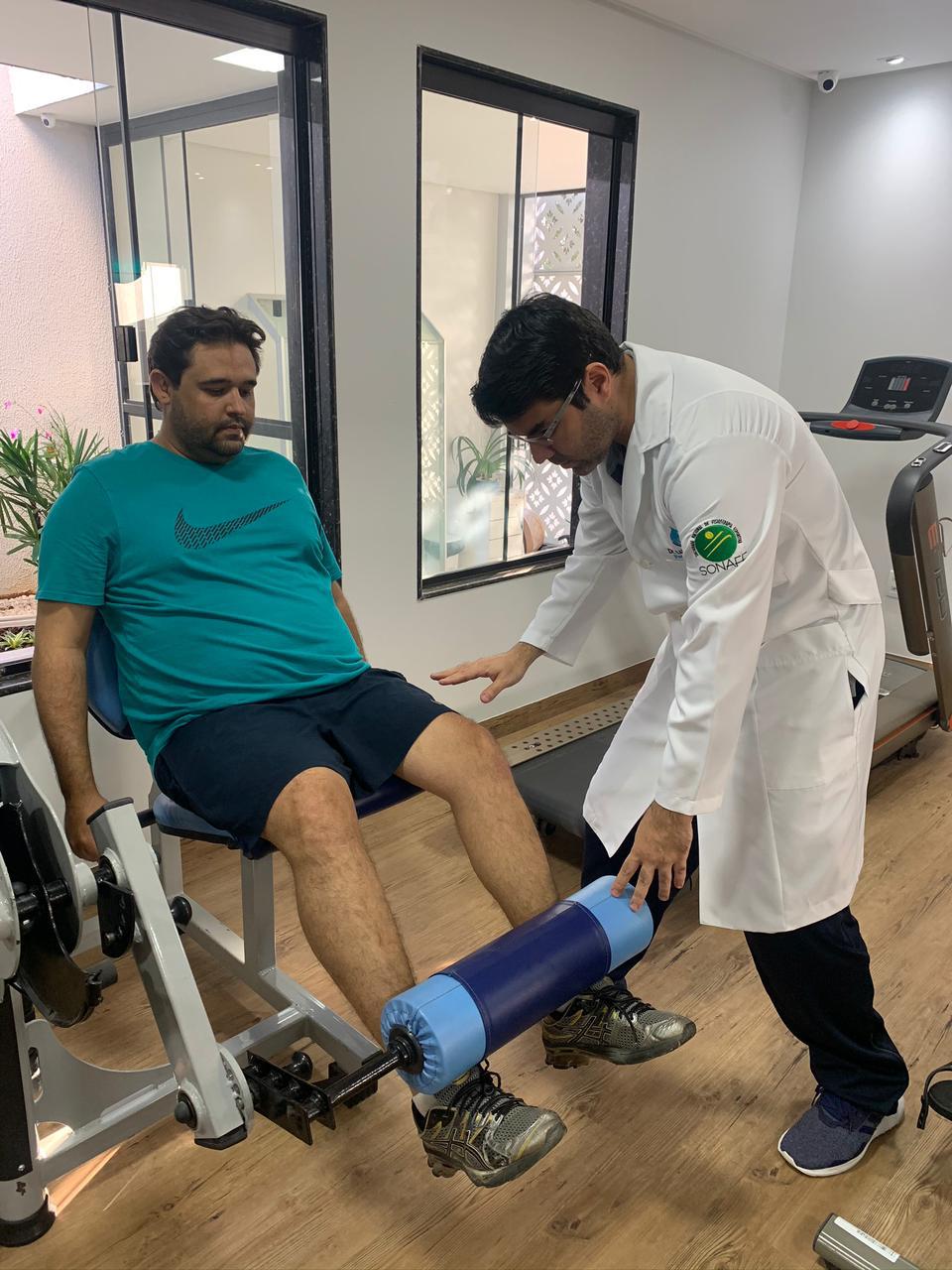 Fisioterapeuta orientando exercício de fortalecimento de joelho na Fisio Aquática