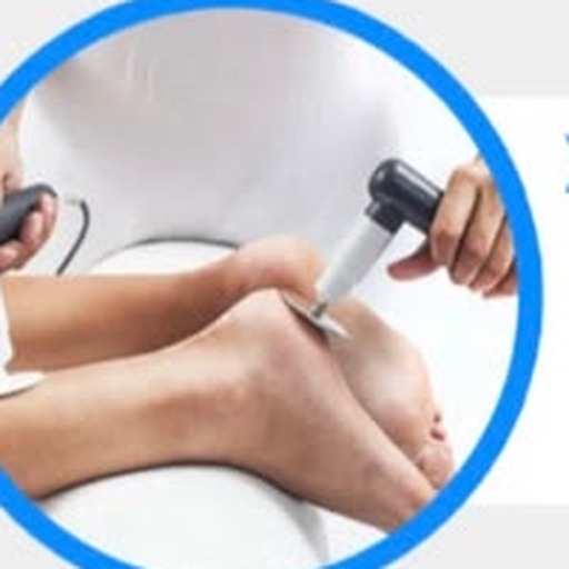 Aplicação de tecarterapia no joelho de um paciente