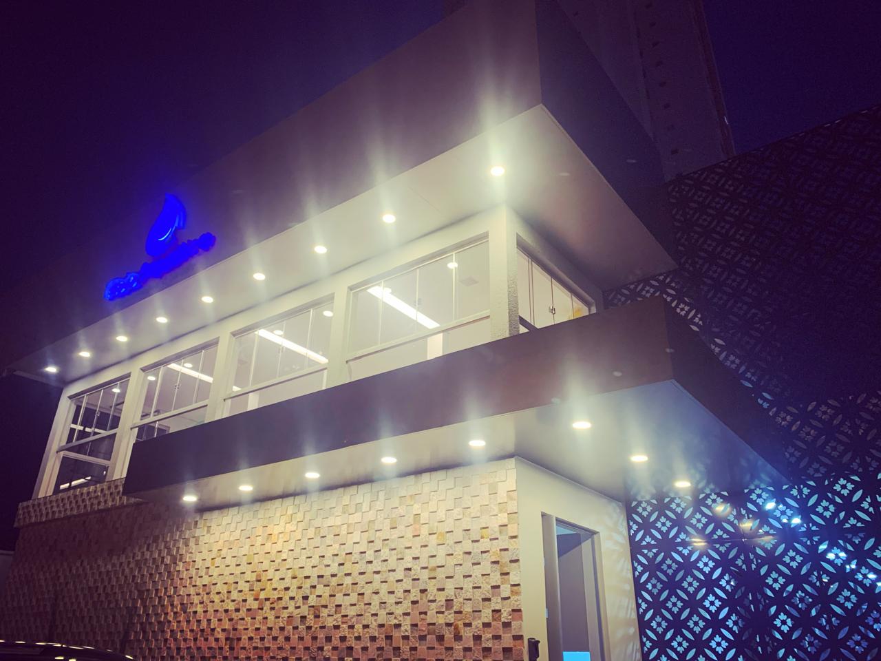 Fachada iluminada da Fisio Aquática, no Setor Marista, em Goiânia