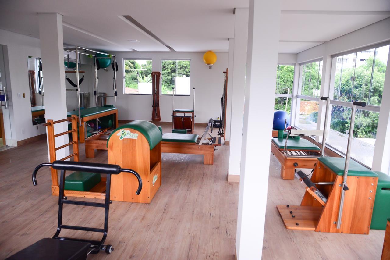 Estúdio de Pilates preparado para aulas em grupo reduzido